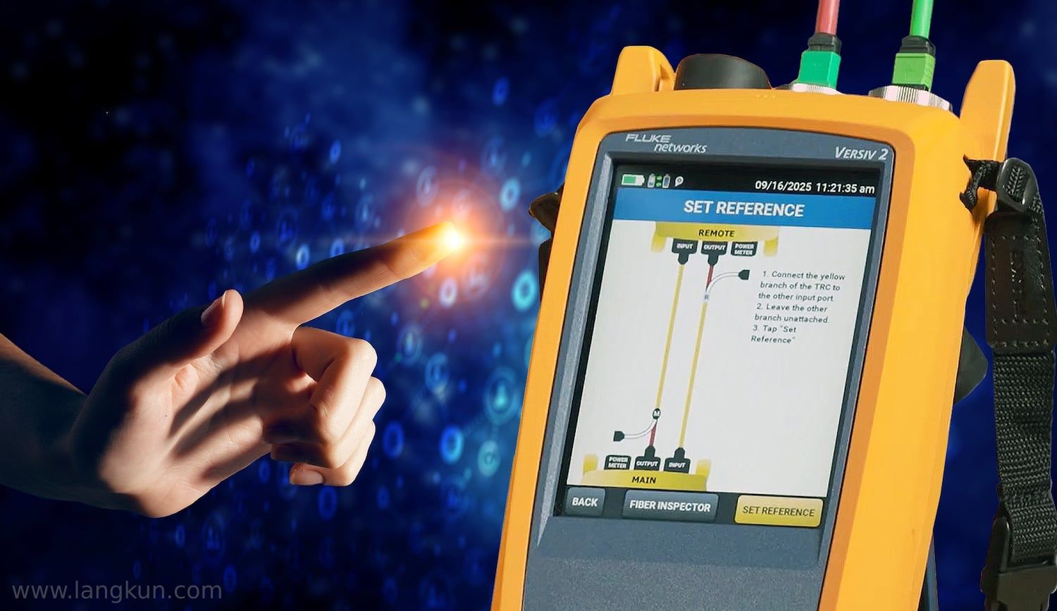 一只发光指尖的手正悬停在Fluke Networks CertiFiber™ Max的集合参考向导屏幕上